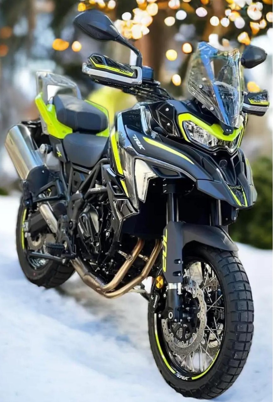 Benelli TKR 702x - 698cc / 76CV
